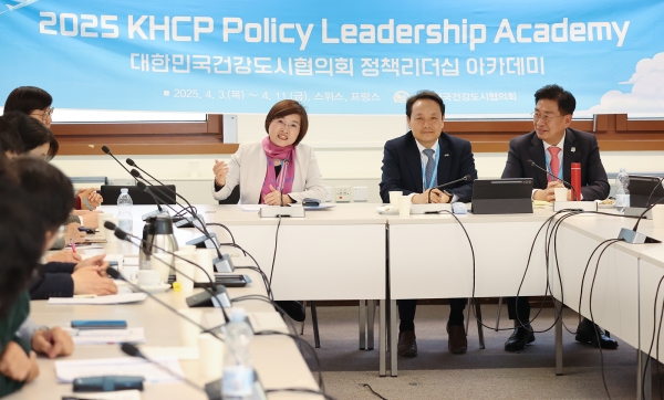 ▲WHO 제네바본부에서 아이란 리 박사(임 청장 왼쪽, WHO 사무차장)와 WHO와 KHCP간 향후 협력에 관해 논의중인 임택 의장(사진제공=광주 동구)