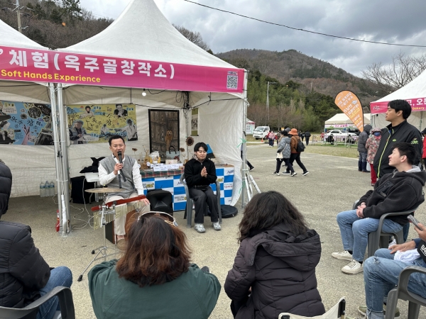 ▲진도군은 제45회 신비의 바닷길 축제에 옥주골창작소 입주 작가들이 참여해 진도의 새길을 열었다.(사진제공=진도군)