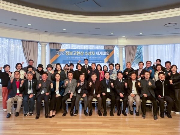 ▲완도군이 지난 9일부터 11일까지 미국 뉴욕 및 워싱턴DC에서 열린 ‘제3회 장보고 한상 수상자 세계 대회’에 참가해 참석자들과 단체 기념 촬영을 하고 있다.(사진제공=완도군)