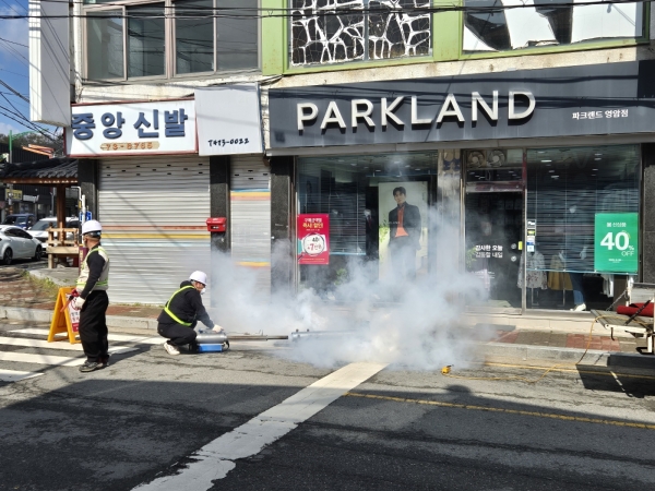 ▲영암군보건소가 15일 영암읍 시가지 빗물·하수관에서 깔따구 대량 발생 예방 방제작업을 실시했다.(사진제공=영암군)