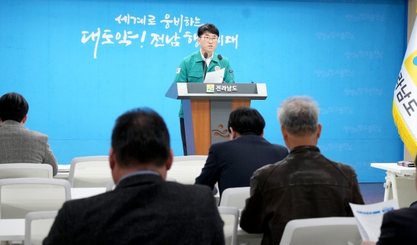 ▲전라남도는 지난 14일 무안군 구제역 이동제한 해제검사 중 돼지농장 3곳에서 추가로 발생해 신속한 초동방역 조치를 취하고 있다.(사진제공=전라남도)