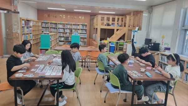 ▲전라남도교육청 진로진학상담센터가 15일 고흥 백양초 학생을 대상으로 ‘2025. 초.중 찾아가는 진로교육’을 실시하고 있다.(사진제공=전라남도교육청)