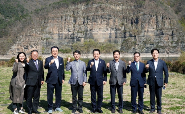 ▲화순 적벽 상수원보호구역 개발을 위한 상수원관리규칙 개정과 관련하여 김완섭 환경부 장관이 15일 화순 적벽 일원을 방문한 가운데 김영록 전라남도지사가 참석자들과 기념촬영을 하고 있다.(사진제공=전라남도)