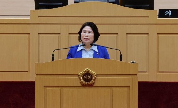 ▲김화신 의원(더불어민주당, 비례)이 제389회 임시회 제1회 본회의에서 「교통범칙금 및 과태료의 지방재정 귀속 촉구 건의안」을 제안설명하고 있다./전남도의회 제공