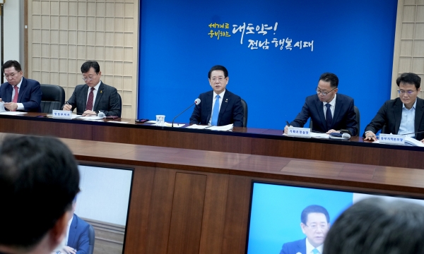 ▲김영록 전라남도지사가 16일 오전 도청 서재필실에서 실국장 정책회의를 주재하고 있다.(사진제공=전라남도)