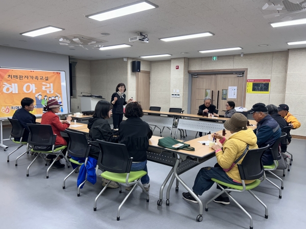 ▲화순군은 16일 치매 환자를 돌보는 가족들을 위해 ‘헤아림 가족교실’을 운영한다.(사진제공=화순군)