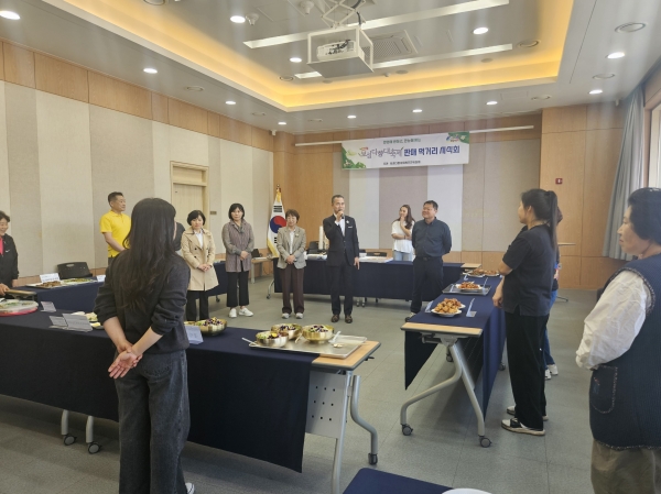▲노정이 문화관광실장이 보성다향대축제 판매먹거리 시식회 추진 목적을 설명하고 있다.(사진제공=보성군)