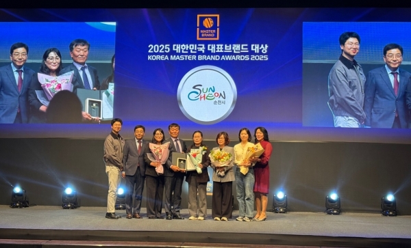 ▲순천낙안배영농조합 및 순천시 관계자들이 배 부문 ‘2025 대한민국 대표 브랜드 대상' 수상 후 기념 사진을 찍고 있다..(사진제공=순천시)