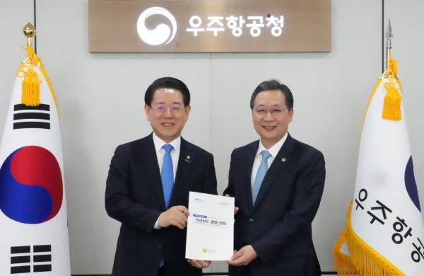 ▲김영록 전라남도지사가 16일 오후 경남 사천 우주항공청을 방문, 윤영빈 우주항공청장과 면담을 갖고 ‘제2우주센터 고흥 나로우주센터 인근 유치’ 및 ‘사이언스 콤플렉스 예비타당성조사 대상 사업 선정 협력’ 등 도 현안 해결을 위한 건의 및 협조를 요청하고 있다.(사진제공=전라남도)
