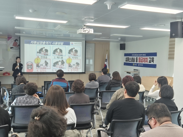 ▲함평군은 17일 심폐소생술 및 응급처치 교육이 전날 함평군 보건소 감염병관리센터에서 AED 설치 관리자, 법정의무대상 및 군민 등을 대상으로 진행됐다.(사진제공=함평군)