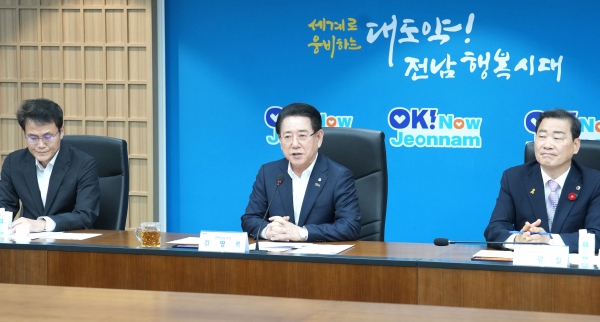 ▲김영록 전라남도지사가 17일 전남도 동부지역본부에서 여수석유화학산업 위기대응 여수산단 산별노조 공동대책위원회 위원들과 간담회를 갖고 지역경제 위기극복을 위한 현실적 대책과 국가차원의 위기대응 대책 마련 및 21대 대통령 선거공약 반영을 위한 논의를 하고 있다.(사진제공=전라남도)