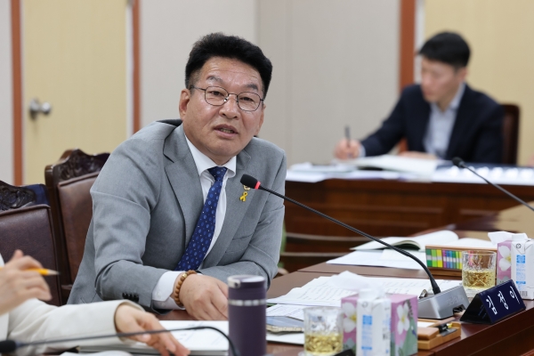 ▲김정이 전남도의원이 지난 16일 제389회 임시회 여성가족정책관을 대상으로 제1회 추가경정 예산안을 심사하며 질의하고 있다.(사진제공=전라남도의회)