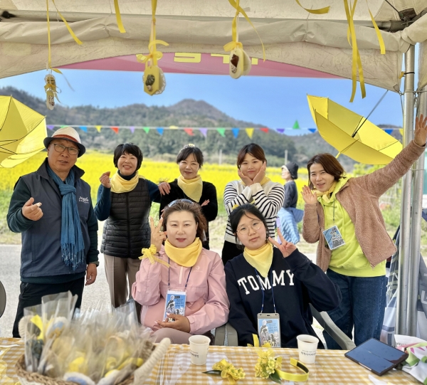 ▲‘섬섬옥수’ 유채꽃에 물들어가는 옥주골창작소(사진제공=진도군)
