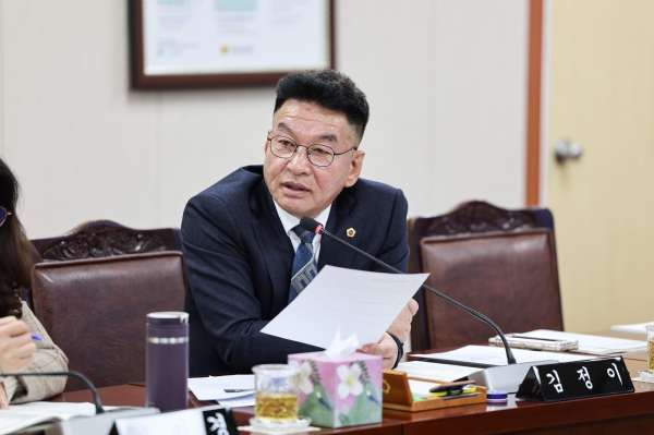 ▲김정이 전남도의원 지난 16일 제389회 임시회 보건복지국 소관 제1회 추가경정 예산안 심사(사진제공=전라남도의회)