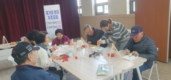 ▲진도군은 암 경험자와 가족 약 30명을 대상으로 자기개발을 목적으로 하는 ‘행복 더하기’ 사업을 운영하고 있다.(사진제공=진도군)