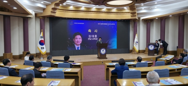 ▲김대중 전라남도교육감이 ‘제9회 세계한인체육회장 대회 및 심포지엄’에서 축사를 전하고 있다. (사진제공=전라남도교육청)