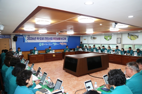 ▲2026년 국도비 건의사업 추진상황 보고회를 주재하고 있는 김산 무안군수(사진제공=무안군)