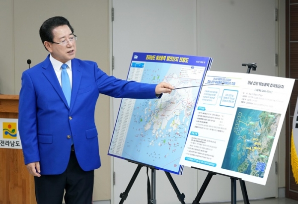 ▲김영록 전라남도지사가 22일 도청 브리핑룸에서 해상풍력집적화단지 지정과 관련해 브리핑을 하고 있다.(사진제공=전라남도)