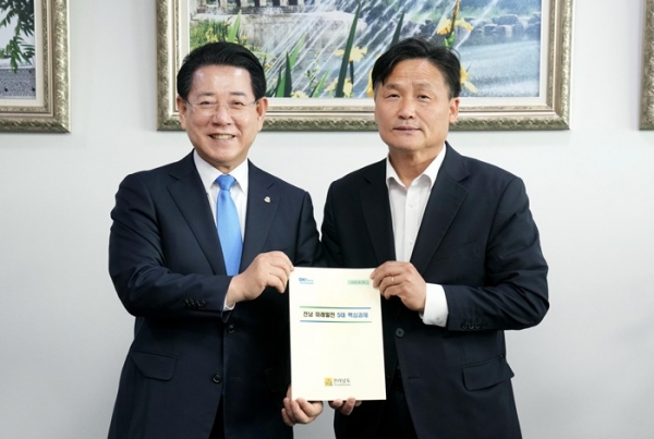 ▲김영록 전라남도지사가 23일 서울 국회에서 김영진 더불어민주당 의원과 면담을 갖고 ‘전남 미래발전 5대 핵심과제’ 및 ‘지역 핵심 사업’ 등 도 현안 해결을 위한 협조를 요청하고 있다.(사진제공=전라남도)