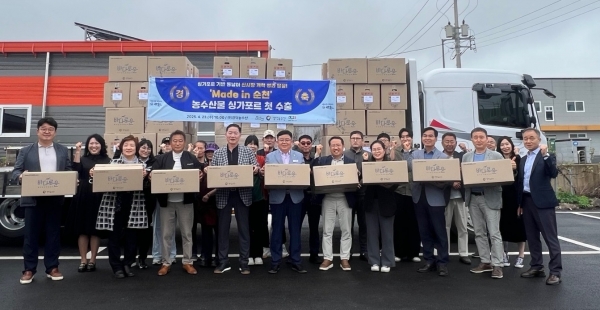 ▲순천시와 순천시농식품수출협의회 관계자들이 해룡산단 내에 위치한 (주)경덕농수산에서 싱가포르 첫 수출 상차식을 개최했다.(사진제공=순천시)
