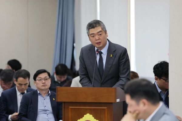 ▲박원종 전라남도의원이 지난 4월 16일 제389회 임시회 제1차 교육위원회에서 「전라남도교육청 안전한 운반급식 지원 조례안」에 대해 제안설명하고 있다./전라남도의회 제공