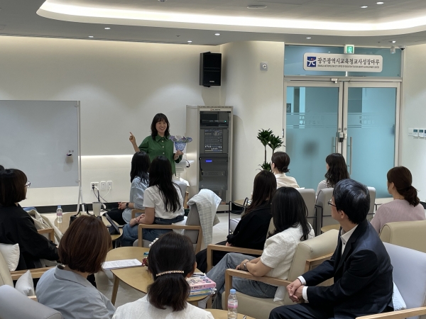 ▲광주시교육청이 28일 교사성장마루에서 ‘온기있는 마음 성장 클라스’ 첫 번째 프로그램 ‘그림책으로 마음 다독이기’를 진행했다. 참가자들은 교사성장마루에 비치된 90여 종의 그림책을 통해 내면의 감정을 되돌아보고, 동료 교사들과 함께 공감과 위로의 시간을 가졌다.(사진제공=광주광역시교육청)