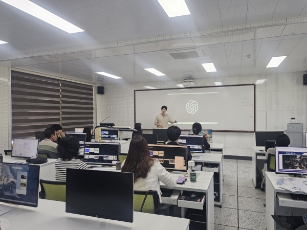 ▲‘2025. 디지털 미디어 리터러시 교사 연수’에서 강의를 진행하고 있다.(사진제공=전라남도교육청)