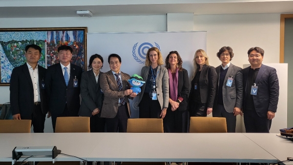 ▲최정기 부시장을 단장으로 한 여수시 방문단은 지난 28일(현지시간) 독일 본에 위치한 UNFCCC(유엔기후변화협약) 사무국을 방문, 관계자들과 제33차 유엔기후변화협약 당사국총회(COP33) 유치 협력 방안 등을 심도 있게 논의했다.(사진제공=여수시)