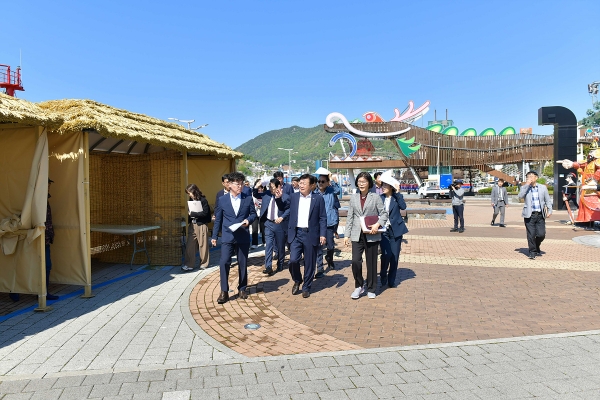 ▲정기명 여수시장이 2일 하루 앞으로 다가온 ‘제59회 여수거북선축제’ 현장을 찾아 막바지 준비 상황을 점검했다.(사진제공=여수시)