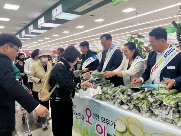 ▲순천시는 농림축산식품부가 지정한 오이데이(매년 5월 2일)를 기념하여 순천농협과 함께 오이 소비촉진을 위한 ‘오이데이 나눔 행사’를 가졌다.(사진제공=순천시)