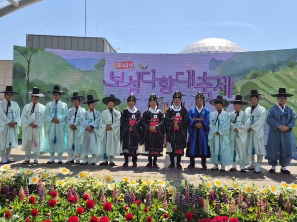 ▲한국차문화공원 잔디광장 주무대에서 차 농업의 풍년과 풍요를 기원하는 다신제가 진행되고 있다.(사진제공=보성군)