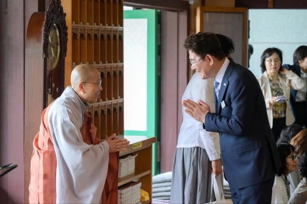▲노관규 순천시장이 5일 불기 2569년 석가탄신일을 맞아 홍선사를 방문해 부처님오신날을 축하했다(사진제공=순천시)