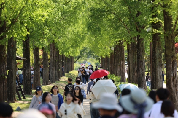 ▲순천만국가정원이 어린이날 연휴를 맞아 전국에서 관광객이 몰려들고 있다(사진제공=순천시)
