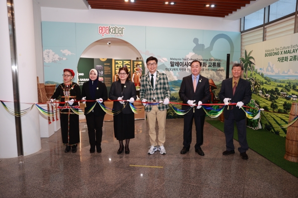 ▲보성군, 말레이시아 차문화 & 카마탄 축제 교류전 커팅식 모습(사진제공=보성군)