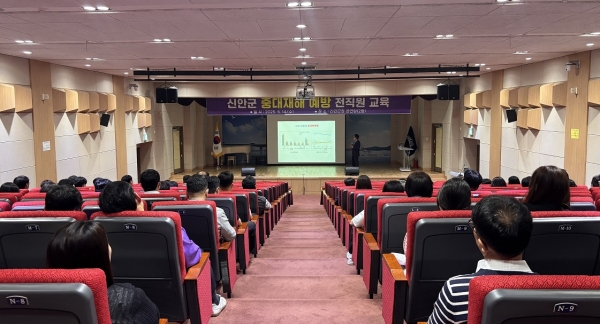 ▲안전보건공단 강사가 전 직원 교육을 진행하고 있다.(사진제공=신안군)