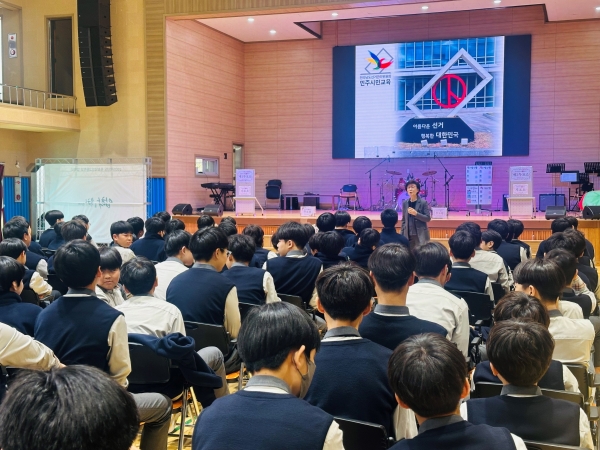 ▲지난 9일 덕인중학교에서 ‘찾아가는 민주주의 선거교실’ 수업이 진행되고 있다.(사진제공=전라남도교육청)