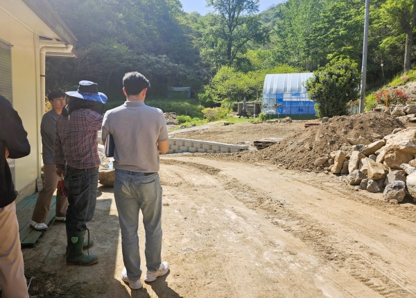 ▲장성군 산림편백과 공무원들이 산사태 취약지역을 점검하고 있다.(사진제공=장성군)