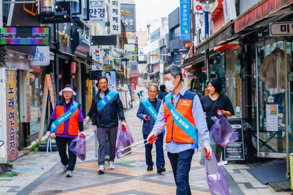 ▲20일 순천시 상권활성화 재단은 순천시 원도심 상권 활성화 및 환경정화 플로깅 캠페인 행사를 진행했다(사진=이기장 기자)