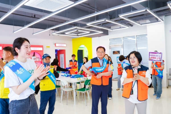 ▲20일 순천시 상권활성화 재단은 순천시 원도심 상권 활성화 및 환경정화 플로깅 캠페인 행사를 진행했다(사진=이기장 기자)