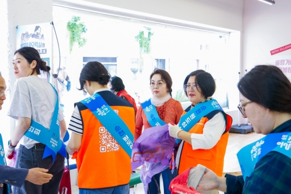 ▲20일 순천시 상권활성화 재단은 순천시 원도심 상권 활성화 및 환경정화 플로깅 캠페인 행사를 진행했다(사진=이기장 기자)