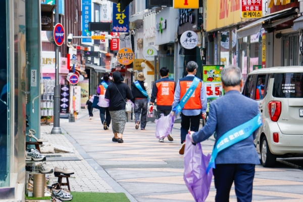 ▲20일 순천시 상권활성화 재단은 순천시 원도심 상권 활성화 및 환경정화 플로깅 캠페인 행사를 진행했다(사진=이기장 기자)