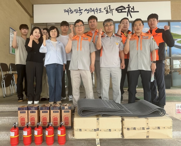▲순천시 왕조2동 의용소방대가 지난 20일 지역 내 거동이 불편한 취약계층 40가구에 생활안전물품을 지원하며 따뜻한 나눔을 실천했다.(사진제공=순천시)