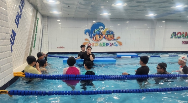 ▲목포영산초등학교 학생들이 생활수영 실기교육을 받고 있다.(사진제공=전라남도교육청)