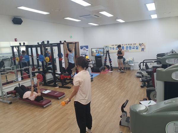 ▲보성군보건소, 체육지도자와 참여자들이 근력 운동을 하고 있다.(사진제공=보성군)