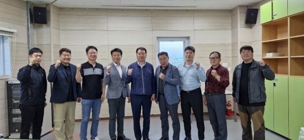 ▲순천시 소상공인연합회는 22일 오후 2시 소상공인연합회 회의실에서 2025년 5월 이사회를 개최하고 기념촬영 했다.(사진=이기장 기자)