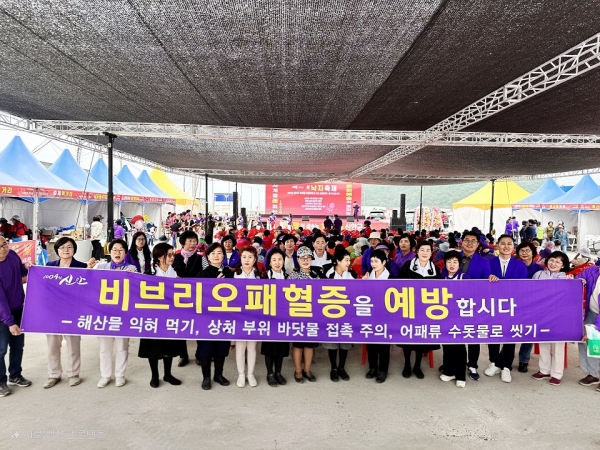 ▲지난 23일 섬 낙지축제에서 감염병 예방 홍보를 하고 있다.(사진제공=신안군)