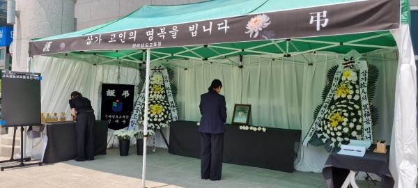 ▲전남교육청 청사 1층에 마련된 제주 교사 추모공간에서 교육가족이 고인의 명복을 빌고 있다.(사진제공=전라남도교육청)