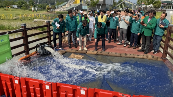 ▲고광완 광주광역시 행정부시장이 26일 오후 남구 양과동 빛고을농촌테마공원에서 ‘2025년 여름철 자연재난 대비 풍수해 대응 유관기관 합동훈련’에 참석, 응급복구 등 단계별 재난대응체계를 점검하고 있다.(사진제공=광주광역시)