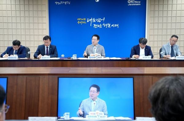 ▲김영록 전라남도지사가 27일 오전 도청 서재필실에서 실국장 정책회의를 주재하고 있다.(사진제공=전라남도)