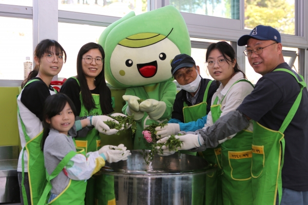▲제48회 보성다향대축제에 참여한 관광객들의 차 만들기 체험 모습(사진제공=보성군)
